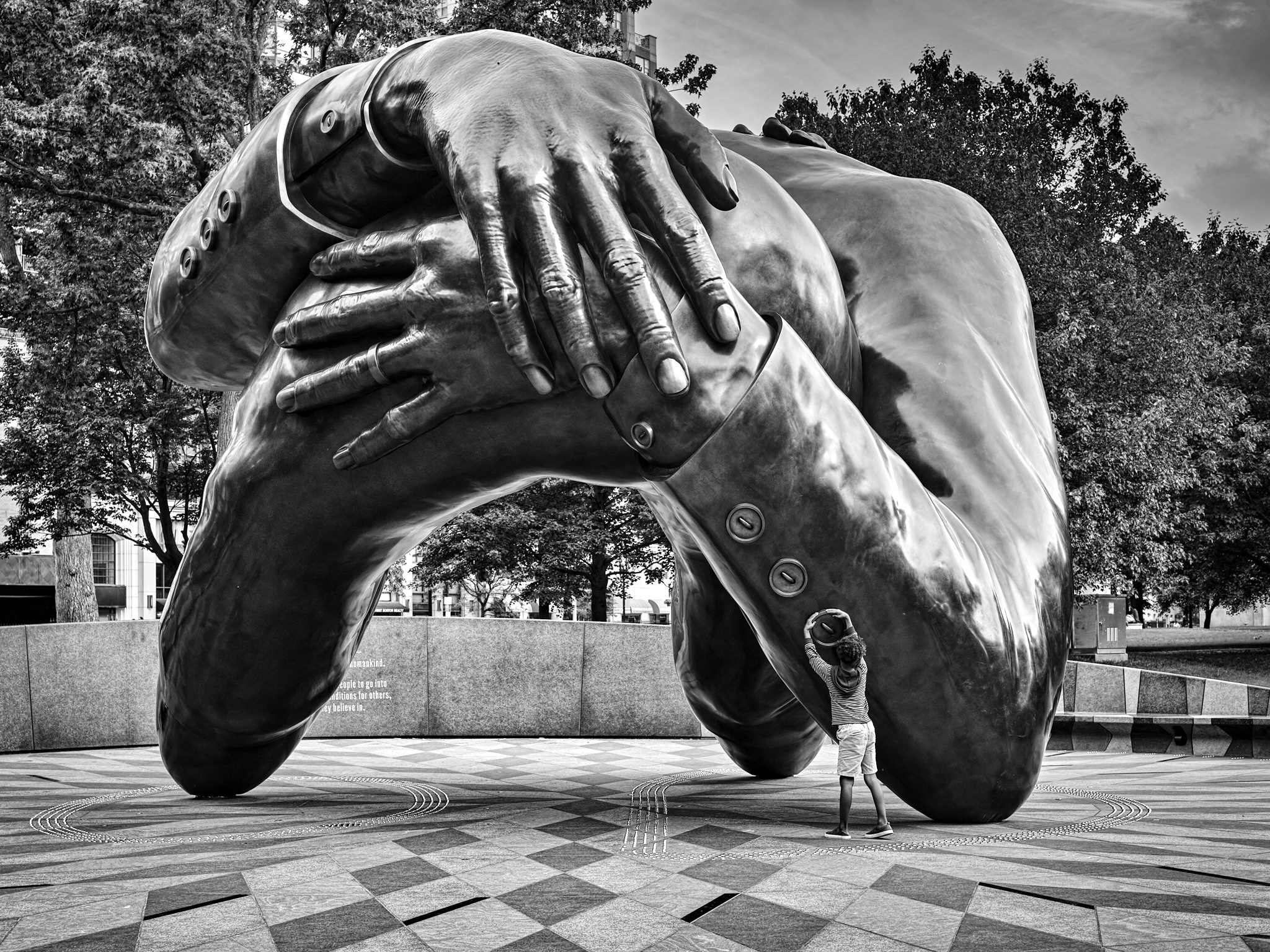 King-statue-embrace-enhanced
